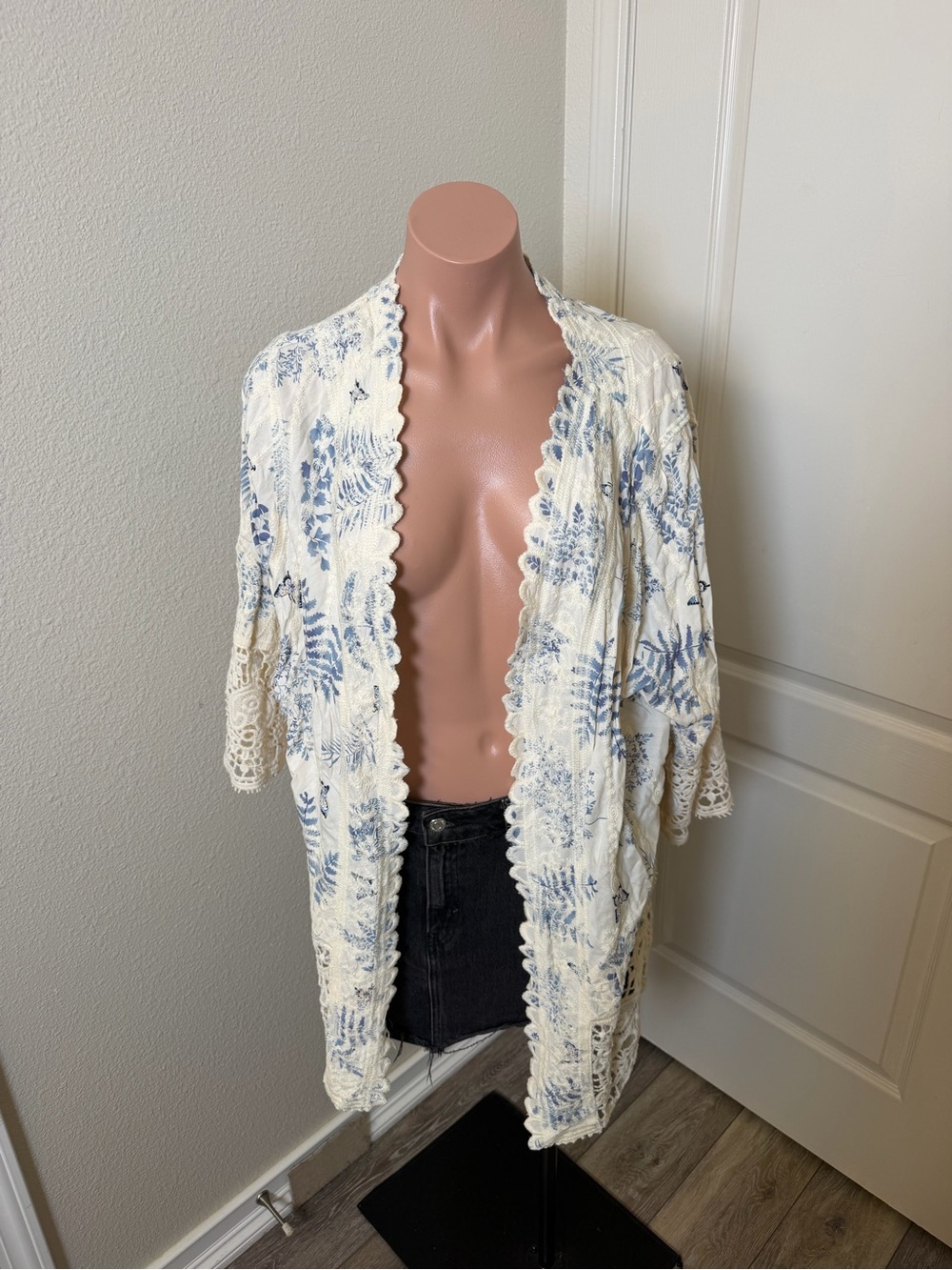 Solitaire Cream & Blue Lace-Trim Lightweight Cardigan